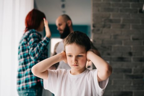 kindje houdt zijn oren dicht tijdens een echtscheiding