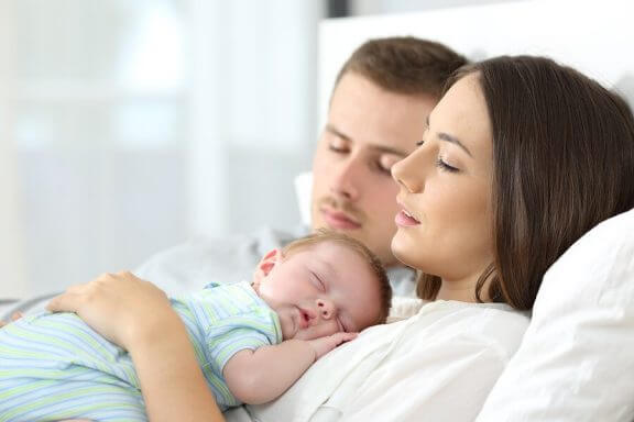 Slapende ouders en baby