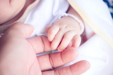volwassen hand en baby handje
