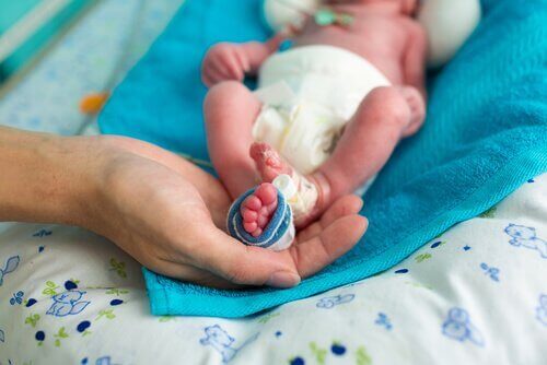 Een hele kleine premature baby
