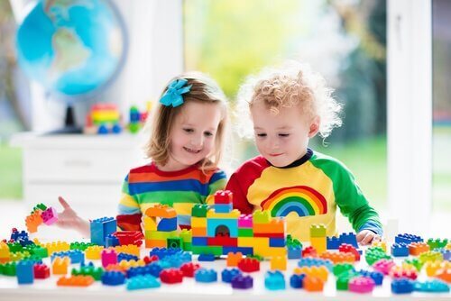 Kinderen die met lego spelen