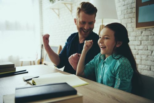 vader en dochter lachen samen