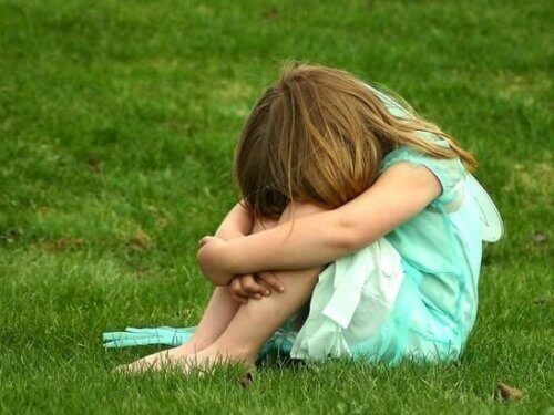 Verdrietig meisje op het gras