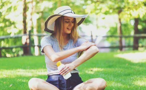Vrouw smeert zich in met zonnebrand