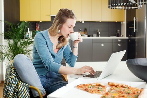 vrouw drinkt kopje koffie