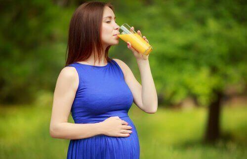 zwangere vrouw drinkt sap