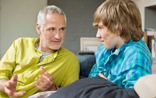 Vader praat met tienerzoon