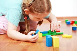 Waarom het goed is om kinderen aan te leren om alleen te spelen