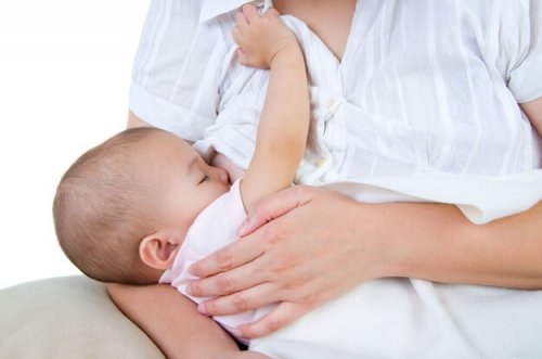 Baby drinkt aan de borst