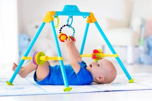 Baby speelt op speelkleed