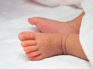 Hoe je de huid van je pasgeboren baby moet verzorgen