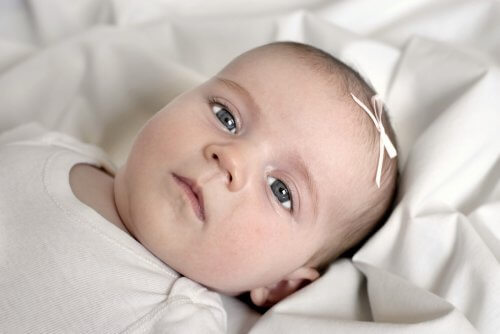 Een baby met een strik