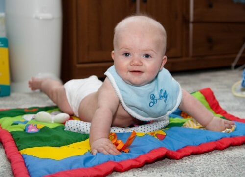 Baby op een speelkleed