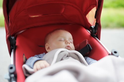 Baby slaapt in kinderwagen