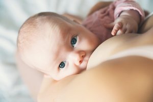 Wat te doen als je baby stikt in zijn melk