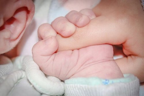 Het eerste speeltje voor je baby ben jij