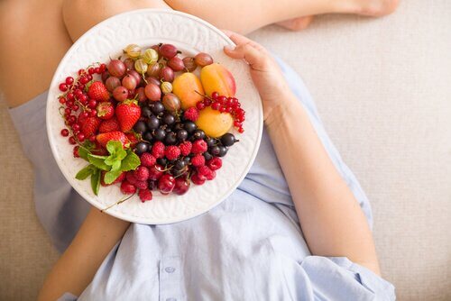 Bord met vers fruit tijdens de zwangerschap