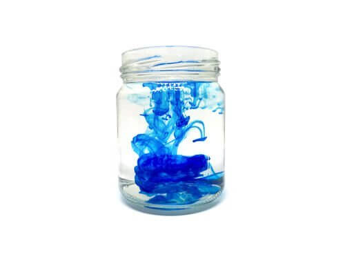 Glas met water en blauwe kleurstof