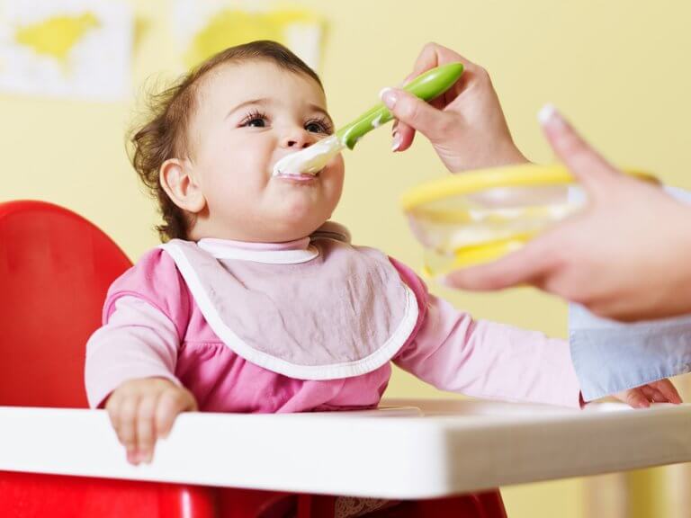 Baby eet groentepuree