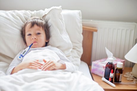 Jongen met thermometer in zijn mond