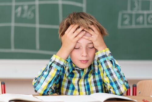 Jongen houdt zijn pijnlijke hoofd vast