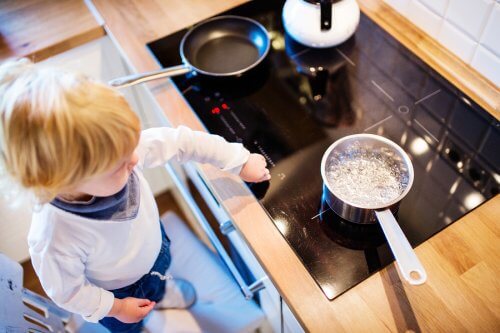 Kind bij een pan kokend water