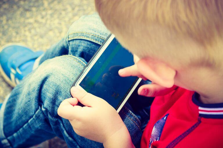 Tips om kinderen te beschermen tegen misbruik van mobiele telefoons