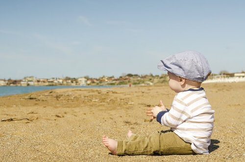 Gekleed op het strand om tegen de zon te beschermen
