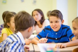 Kinderen die te veel praten in de klas