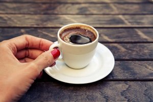 De effecten van cafeïne op baby's tijdens de borstvoeding