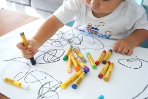 Het belang van het aanmoedigen van kunst in huis