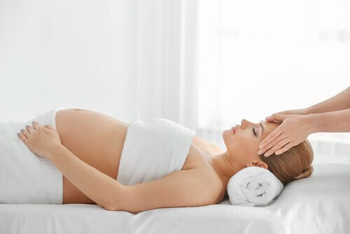 Zwangere vrouw krijgt een massage