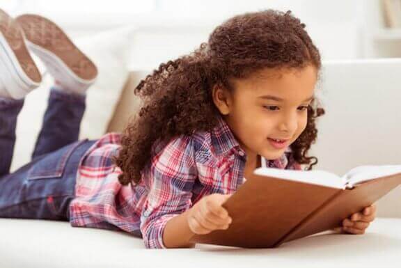 Meisje ligt te lezen