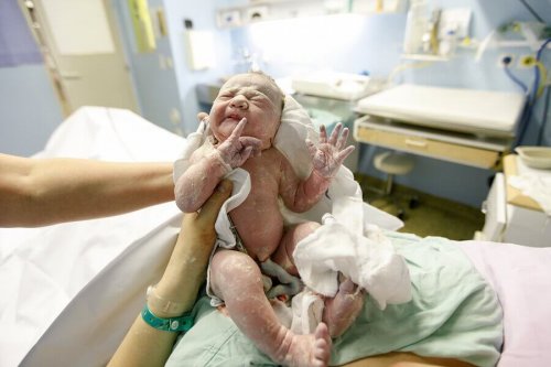 Is de navelstreng rond een baby's nek gevaarlijk?