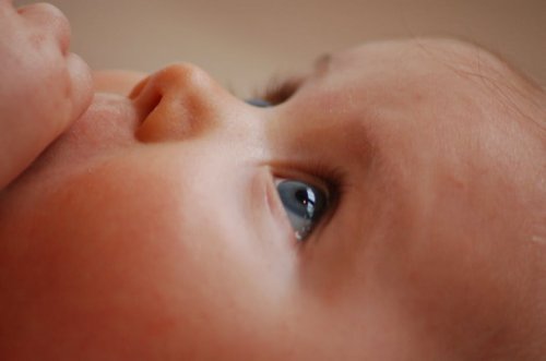 Baby met blauwe ogen