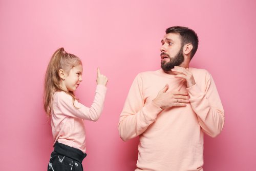Dochter spreekt vader streng toe