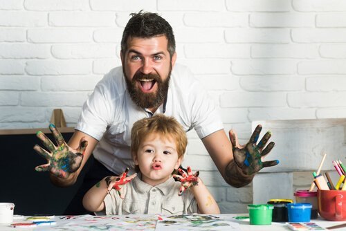 Kind schildert met zijn vader