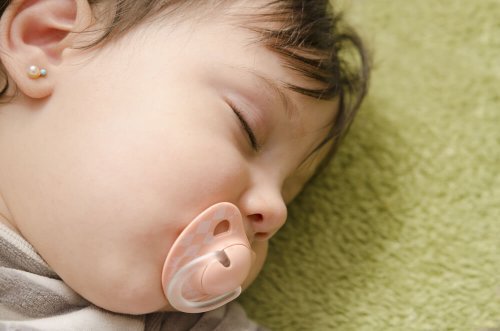 Baby slaapt met een speen