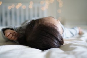 Wat te doen als je baby uit bed is gevallen