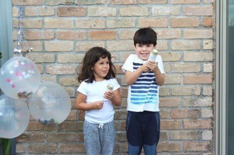 Een broertje en een zusje die met elkaar spelen