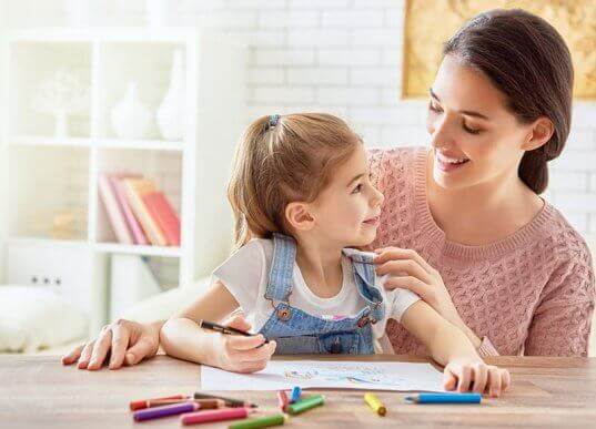 Moeder en dochter maken uitnodigingen