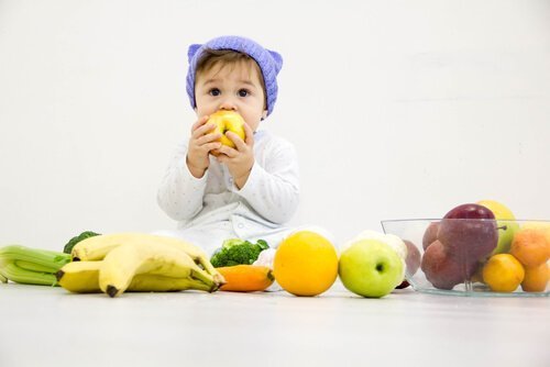 Kindje met verschillende soorten fruit