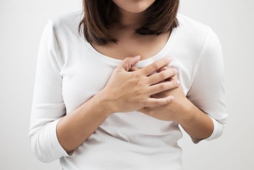Vrouw met ontsteking in haar borst