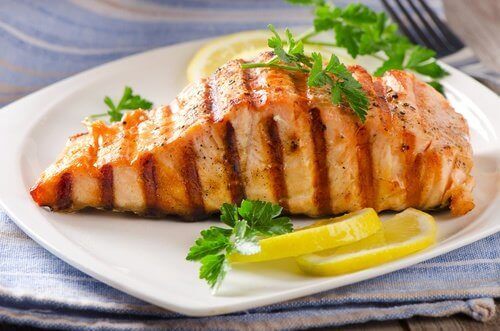 Zalm met groenten en noedels in de kraamperiode