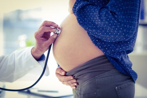 Arts controleert zwangere buik