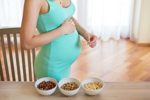Moet je vitaminen tijdens de zwangerschap innemen?