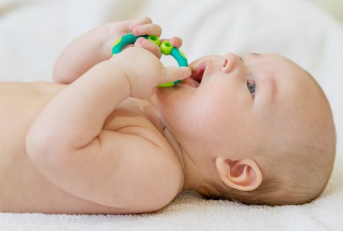 Baby met een bijtring