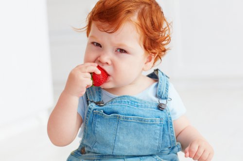 Baby eet een aardbei