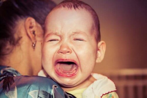 Waarom wordt mijn baby altijd huilend wakker?