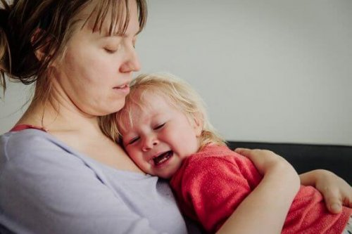 Een baby die huilt bij haar moeder